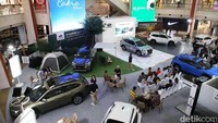 Arie Christopher Chief Executive Officer (CEO) Subaru Indonesia melakukan pembukaan pameran mobil Subaru Forester di Mal Kelapa Gading, Jakarta Utara, Rabu (5/6/2024).