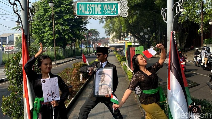 Para penari melakukan aksi menari 4 jam di Palestine Walk, Kota Bandung.