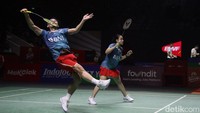 Di nomor ganda campuran, wakil tuan rumah Rinov Rivaldy/Pitha Haningtyas Mentari hadapi wakil dari Taiwan, Yang Po-hsuan/Hu Ling Fang. Rinov/Phita kalah 16-21, menang 21-18, dan kalah 17-21.