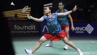 Di gim pertama, poin langsung ketat 5-5. Rinov/Phita ketinggalan lebih dulu di interval 9-11. Rinov/Phita sempat menekan setelah mengelap keringat. Namun Yang Po-hsuan/Hu Ling Fang mampu jaga jarak, untuk jaga keunggulan 18-15. Yang Po-hsuan/Hu Ling Fang selanjutnya menangkan gim pertama 21-16.