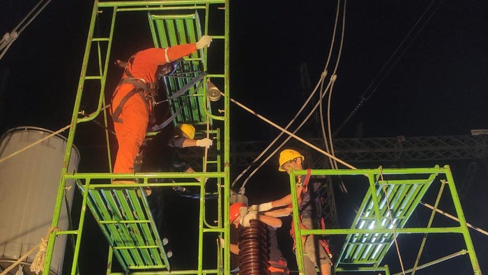 Pekerja PLN sedang memperbaiki gangguan transmisi SUTT 275 kV Linggau-Lahat