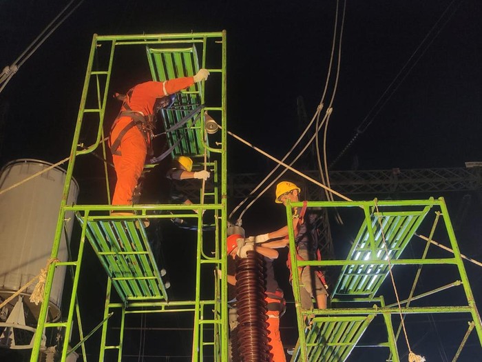 Pekerja PLN sedang memperbaiki gangguan transmisi SUTT 275 kV Linggau-Lahat