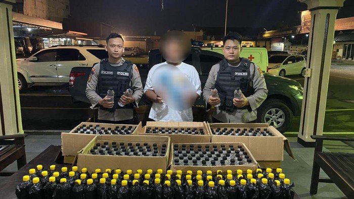 Pelajar SMK di Mojokerto ditangkap bersama ratusan botol arak Bali yang disita