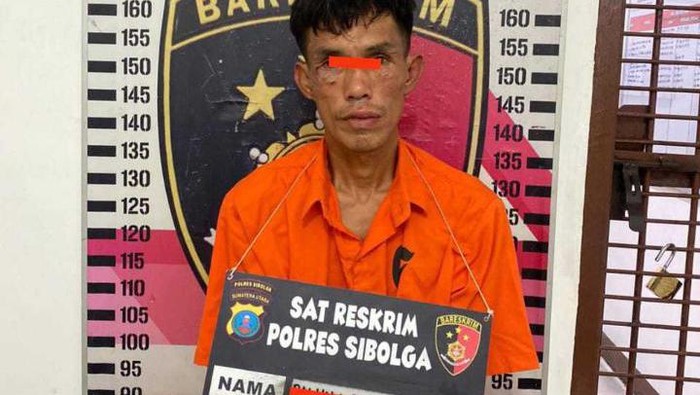 Pelaku BHA saat diamankan di kantor polisi.