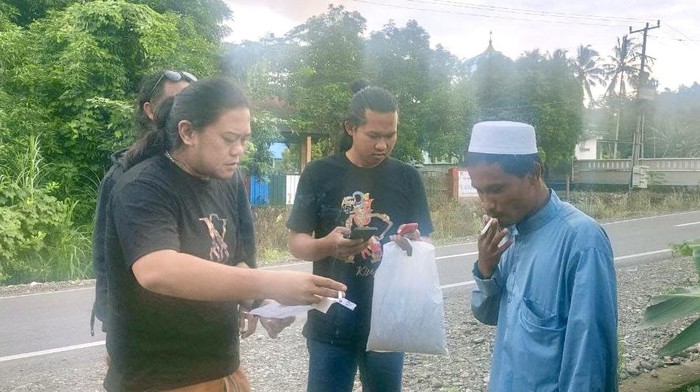Pelaku teror bom ke karyawan minimarket di Bone (baju biru) saat diamankan polisi.