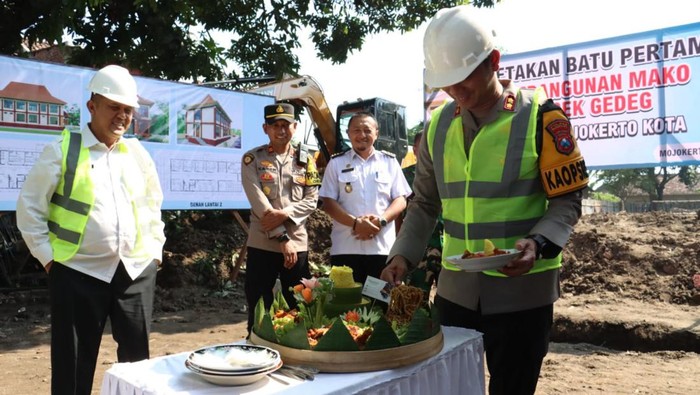 Peletakan batu pertama kantor polsek di Mojokerto yang dibangun dengan dana hibah Pemkab senilai Rp 1,7 miliar.