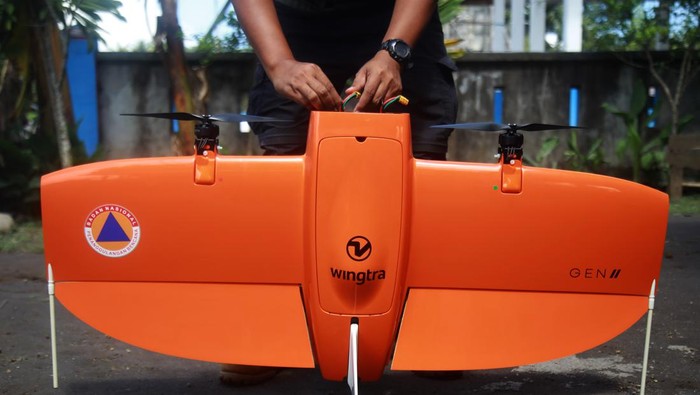 Petugas BNPB bersiap menerbangkan pesawat tanpa awak V-toll Wingtra untuk memonitor wilayah permukiman penduduk di Desa Naga Kabupaten Halmahera Barat, Maluku Utara, Rabu (5/6/2024). Pemetaan tersebut untuk melihat jalur sungai yang mengarah ke wilayah hilir dan melewati beberapa permukiman warga yang masuk dalam radius rawan bencana banjir lahar dingin Gunung Ibu. ANTARA FOTO/Andri Saputra/aww.