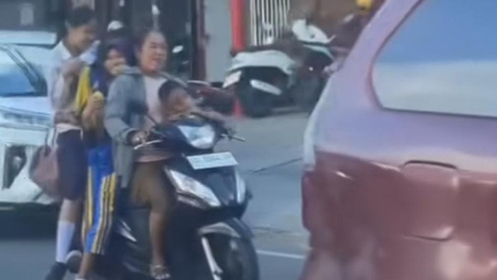 Pemotor bonceng enam di Makassar.