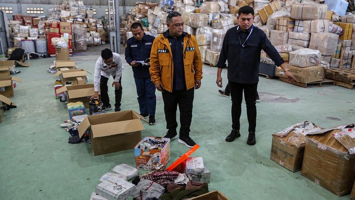 Kepala Badan Perlindungan Pekerja Migran Indonesia (BP2MI) Benny Rhamdani (tengah, atas) mengecek tumpukan kardus paket barang kiriman Pekerja Migran Indonesia (PMI) di PT MAJ Logistik Indonesia, Semarang, Jawa Tengah, Rabu (5/6/2024). Lebih dari 20 ribu kardus barang kiriman PMI masih tertahan selama lima hingga enam bulan di sejumlah gudang milik perusahaan jasa titipan barang di Kota Semarang dan akan segera ditindaklanjuti untuk mempermudah barang keluar ke tempat tujuan masing-masing serta paket kiriman itu dinyatakan bukan termasuk barang komersial. ANTARA FOTO/Makna Zaezar/nym.