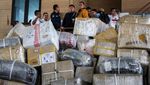 Penampakan 20 Ribu Paket Kiriman PMI Menumpuk di Gudang