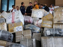 Penampakan 20 Ribu Paket Kiriman PMI Menumpuk di Gudang