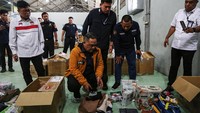Kepala Badan Perlindungan Pekerja Migran Indonesia (BP2MI) Benny Rhamdani (tengah) mengecek paket barang kiriman Pekerja Migran Indonesia (PMI) di PT MAJ Logistik Indonesia, Semarang, Jawa Tengah, Rabu (5/6/2024).