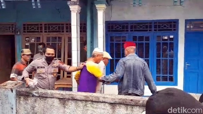 Penampakan A, pelaku penyerangan tetangga saat diamankan.