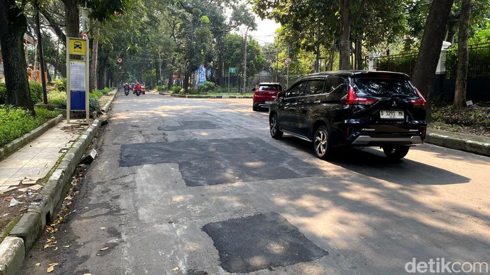 Penampakan ruas Jalan Sumbawa yang dulunya berlubang kini sudah diperbaiki.