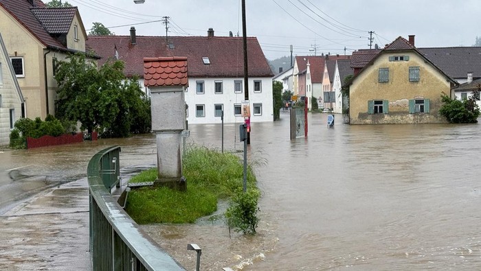 A street is flooded by the river Schmutter, following heavy rainfalls in Fischach, near Augsburg, Germany, June 1, 2024. REUTERS/Ayhan Uyanik