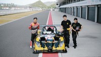 Kolaborasi menarik dengan Radical Motorsport Indonesia ini akan merevolusi lanskap balap, game, anime, dan Web3. Acara peluncuran sekaligus pengenalan (Shakedown) ini dihadiri oleh banyak penggemar motorsport termasuk Yasuo Senna Iriawan, Pembalap Nasional Indonesia dengan pengalaman 20 tahun dan Hana Burton, dari AS/Jepang, Toyota GP Yaris Cup The Rookie of The Year 2022 dan didukung juga oleh MandalikaGP, Maxdecal, dan Seadoo Safari Mandalika. 