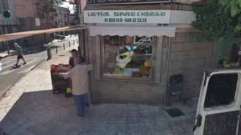 Seorang bos mafia yang buron selama 20 tahun ditangkap setelah teridentifikasi di Google Street View. Gioacchino Gammino dianggap sebagai salah satu gangster yang paling dicari di Italia. Setelah penyelidikan polisi membuktikan bahwa pria yang terlihat adalah dia, dia akhirnya ditahan. Namun, wajahnya menjadi salah satu yang diburamkan di Google Maps karena kasusnya yang sangat terkenal. (Foto: Dok. Google Maps)