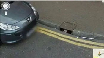 Pennywise pertama di Google Maps dibagikan oleh penulis Stephen King di Facebook pada tahun 2013. Postingan tersebut menunjukkan Pennywise yang terlihat dari saluran pembuangan air. Pada tahun 2022, tempat menyeramkan lainnya di Google Maps Street View menunjukkan badut horor bergaya Pennywise yang terkesan berlumuran darah di pintu masuk apartemen bawah tanah di Montreal, Kanada. (Foto: Dok. Google Maps)