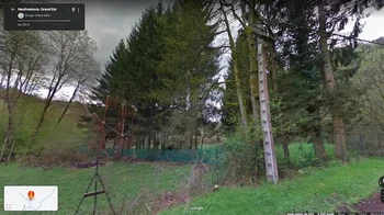 Bianglala aneh ini ditemukan di Neufmaisons, Prancis. Gambar tersebut diposting oleh seorang pengguna Reddit yang menemukannya di Google Maps. Bianglala ini memiliki kandang, membuat Anda bertanya-tanya mengapa seseorang harus menempatkan kandang pada sebuah wahana hiburan. (Foto: Dok. Google Maps)