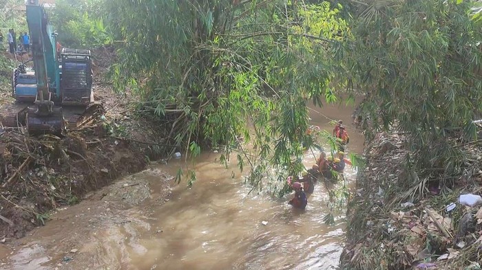 Pencarian Satria memasuki hari ketiga. Ia merupakan bocah 4 tahun yang terseret arus Sungai Mesat, Lubuklinggau.