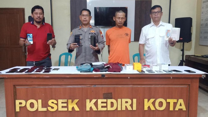 Pencuri ponsel spesialis konser musik di Kota Kediri saat dihadirkan dalam jumpa pers