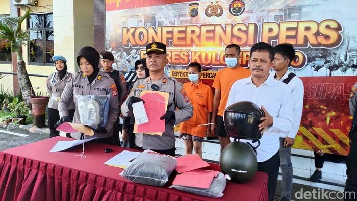 Pasutri pelaku kasus penipuan dan pencurian saat dihadirkan dalam jumpa pers di Mapolres Kulon Progo, Rabu (5/6/2024).