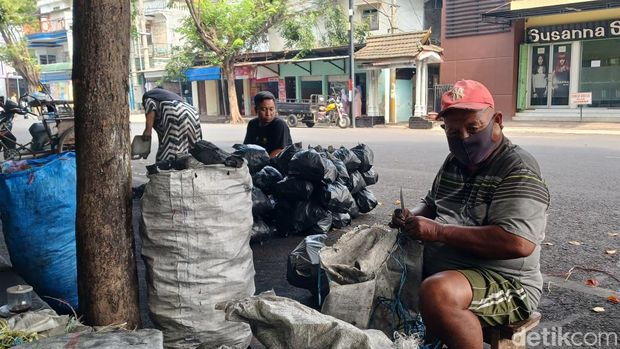 Penjual arang kayu di Pasuruan