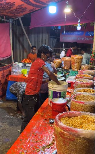 Mengaduk Makanan Pakai Ember Bekas Cat, Penjual Ini Viral