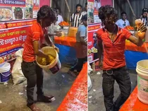 Mengaduk Makanan Pakai Ember Bekas Cat, Penjual Ini Viral