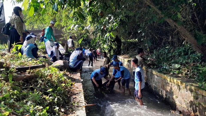 Peringati Hari Lingkungan Hidup, Seratusan Warga Klaten Bersih-bersih Irigasi