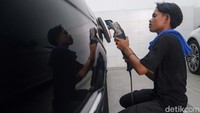 Selain hadir dengan alat yang sesuai standar BMW Global, BMW Ultima juga menyiapkan teknisi yang disertifikasi. Bahkan tak hanya sertifikasi dari BMW, teknisi mereka juga memperkuat ilmunya dari vendor cat yang dipakai BMW, yakni Glasurit. 