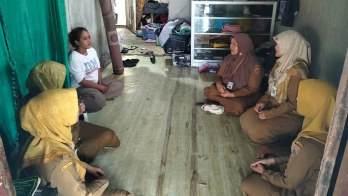 Petugas Puskesmas Batang mendatangi rumah pasien guna meminta maaf. Foto diunggah pada Rabu (5/6/2024).