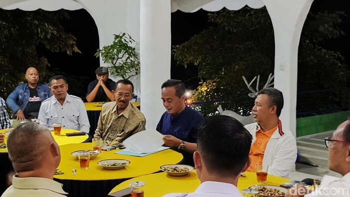 NasDem, Gerindra, dan PKS Gunungkidul saat sepakat mengusung bakal calon bupati dan wakil bupati Gunungkidul Sutrisna Wibawa-Sumanto di sebuah kafe di Kalurahan Gari, Kapanewon Wonosari, Rabu (5/6/2024) malam.