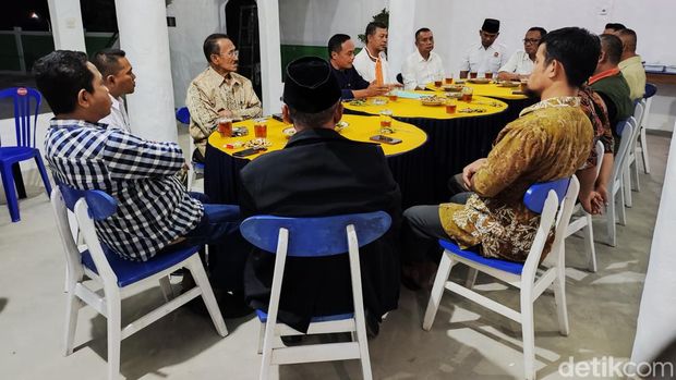 NasDem, Gerindra, dan PKS Gunungkidul saat sepakat mengusung bakal calon bupati dan wakil bupati Gunungkidul Sutrisna Wibawa-Sumanto di sebuah kafe di Kalurahan Gari, Kapanewon Wonosari, Rabu (5/6/2024) malam.