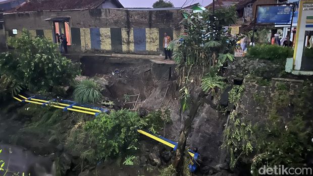 Pipa PDAM di Jalan Cibangkong Lor, RT 01 RW 5, Cibangkong, Maleer, Kota Bandung meledak pada Rabu (5/6/2024).