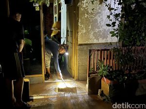 Tangis Warga Usai Pipa PDAM di Bandung Pecah dan Hancurkan Rumah