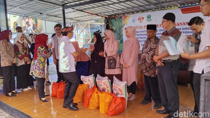 Pj Bupati Kuningan R Iip Hidajat memberikan bantuan pangan untuk Lansia di acara Festival Permakanan Lansia dalam rangka peringatan Hari Lanjut Usia Nasional (HLUN)  di J&J Resto, Rabu (5/6)