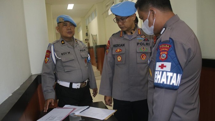 Polda Sulteng melakukan tes urine dan pemeriksan senpi dadakan.