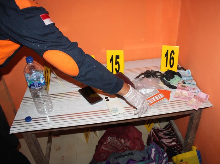 Polisi melakukan olah TKP kasus pembunuhan di Desa Ronggo, Kecamatan Jaken, Kabupaten Pati, Rabu (5/6/2024).