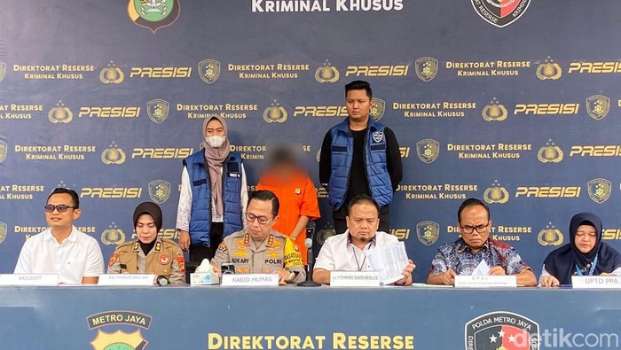 Polisi memeriksa suami dari wanita yang jadi tersangka pelecehan anak sendiri di Tangsel. Polisi menyebut pria itu tak terlibat pelecehan dan perekaman video. (Wildan N/detikcom)
