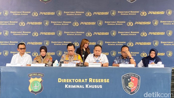 Polisi memeriksa suami dari wanita yang jadi tersangka pelecehan anak sendiri di Tangsel. Polisi menyebut pria itu tak terlibat pelecehan dan perekaman video. (Wildan N/detikcom)