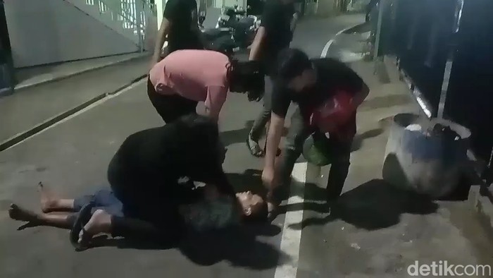 Polisi menangkap spesialis pencuri tas wanita saat joging di Makassar.