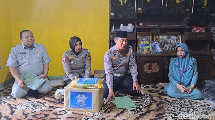 Polisi Santuni Keluarga Korban Kecelakaan di Jombang