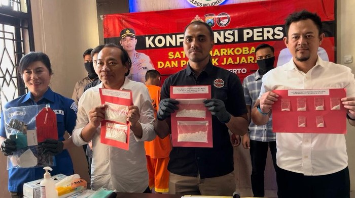 Polres Mojokerto merilis penangkapan 2 bandar narkoba dan barang buktinya