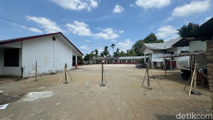 Pondasi dari bambu terpasang di akses masuk ke SDN 064022 dan SDN 060972 yang berada di Jalan Bunga Rampe, Kecamatan Medan Tuntungan, Kota Medan. (Berkat Prima/detikSumut)