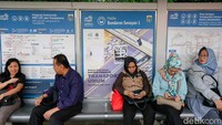 Namun sayangnya, penempatan poster ini tidak tepat karena di fasilitas publik. Selain di plang jalur sepeda, poster ini juga dipasang di halte TransJakarta.
