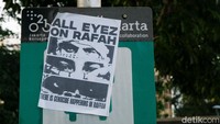 Poster dukungan kepada Palestina menutupi plang jalur sepeda di Senayan, Jakarta, Rabu (5/6/2024).