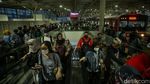Potret Anker Berdesakan di Stasiun Manggarai