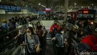 Stasiun transit bagi para pengguna KRL ini kerap ramai saat jam-jam sibuk.