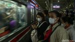 Potret Anker Berdesakan di Stasiun Manggarai